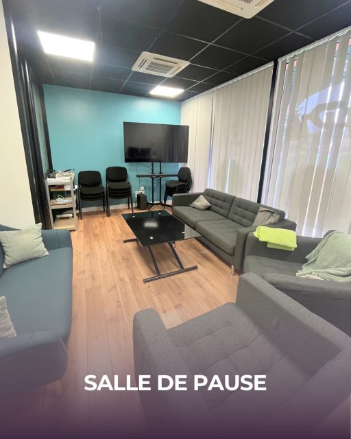 Prendre soin de ceux qui prennent soin des autres. ✨
Parce que nos auxiliaires de vie et nos équipes en agence s’investissent chaque jour à 100 % auprès de nos bénéficiaires, il est essentiel de leur offrir le meilleur des conforts durant leurs pauses. 🌿
Découvrez en images le tout nouvel agencement de notre espace repas et notre nouvelle salle de pause à Blagnac ! 📸
#blagnac #apm31 #viedequipe #bienêtre #salledepause