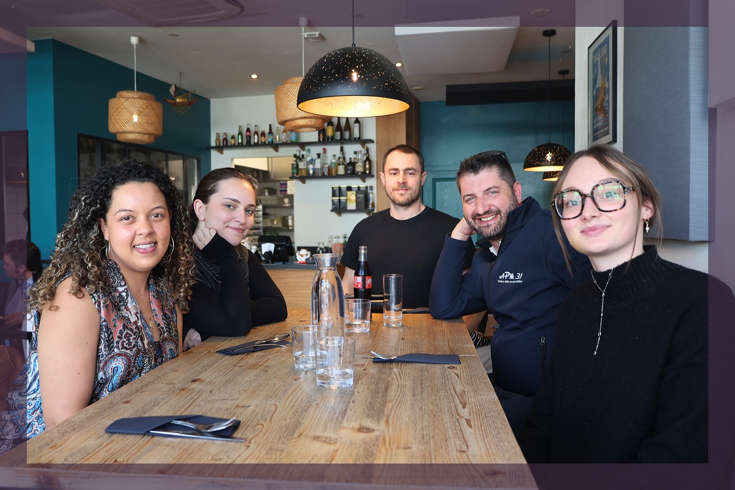 🍴 Un moment de partage et de convivialité chez nos voisins !

Quoi de mieux qu’un bon repas d’équipe pour souder les liens et recharger les batteries ? Aujourd’hui, nous avons posé nos couverts chez #Tichaya.

Un immense merci à Anthonin pour son accueil, toujours au top ! 🌟 Pour nous, il est essentiel de faire travailler les commerçants de notre quartier et de faire vivre la vie locale à Blagnac.

✨ Ce déjeuner était aussi l’occasion de mettre en lumière nos trois stagiaires du moment (présentes sur la photo !). Chez APM31, nous avons à cœur de transmettre notre passion et de faire confiance aux jeunes talents de demain. Leur énergie et leur regard neuf sont une vraie richesse pour l’agence.

#blagnac #aidealapersonne #viedequipe #aideadomicile